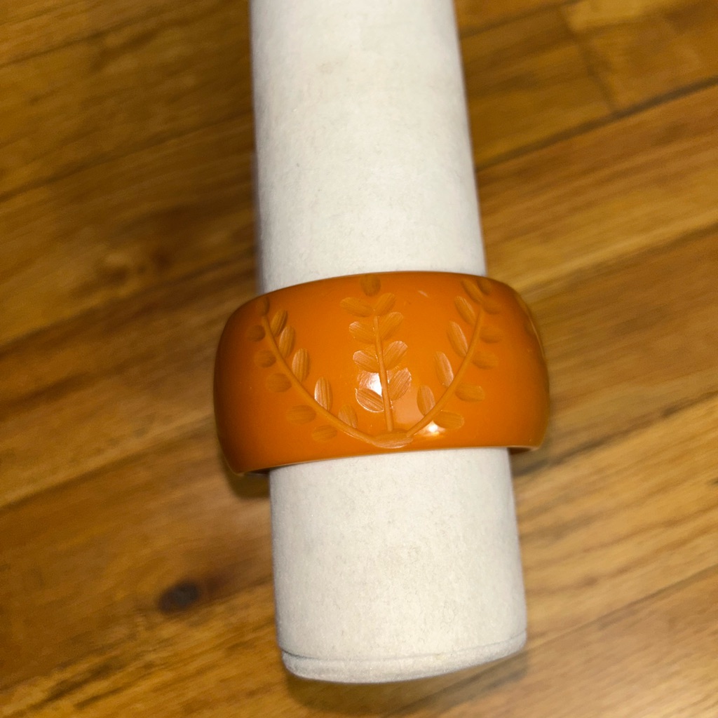 Vintage Carved Bakelite Carved Leaf Pattern Bracelet